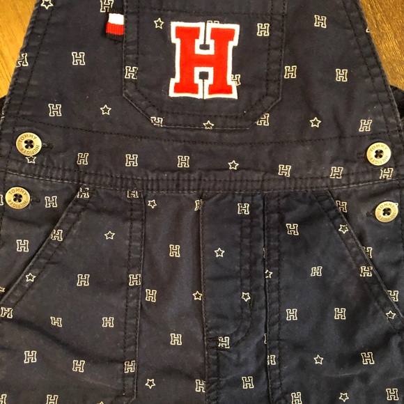 Tommy Hilfiger shortall set for boy 18months - Picture 2 of 9